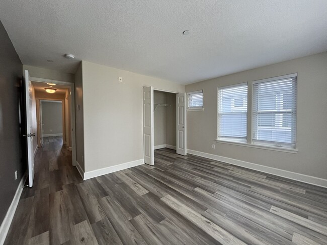 Building Photo - Incredible SE Hazelwood 2 Bedroom + 1 Bathroom Condo w/ included Garage and Washer & Dryer!!