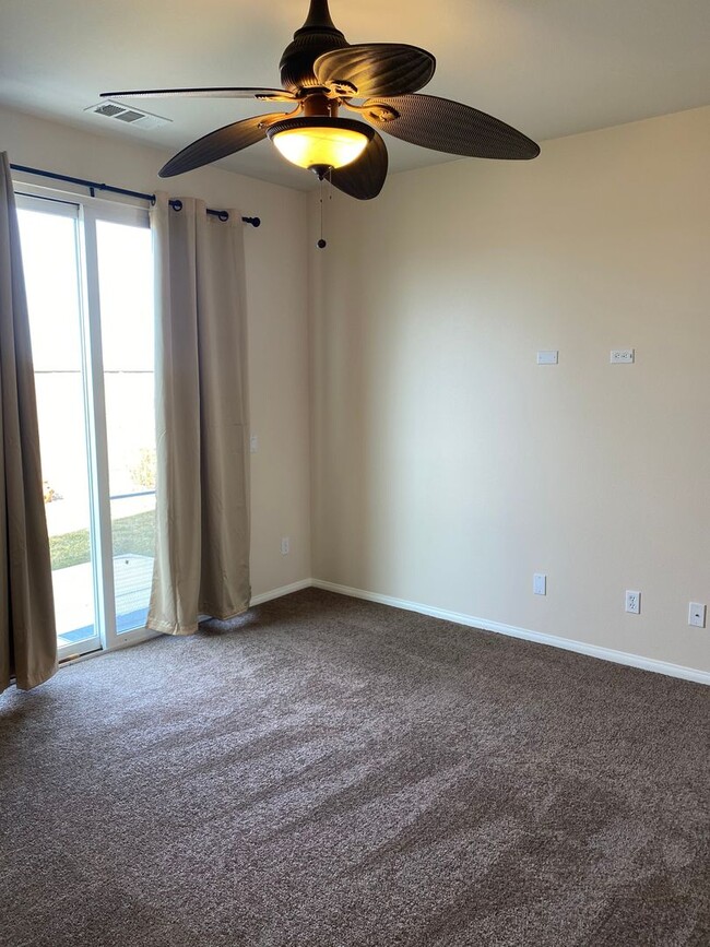 Building Photo - 3 BEDROOM VICTORVILLE HOME