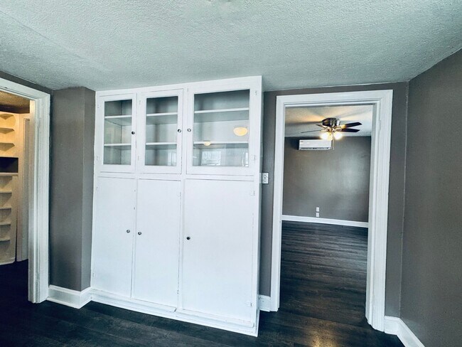 Building Photo - Adorable Cottage