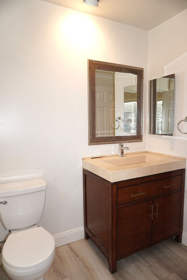 Building Photo - 10386 Meadow Creek Dr