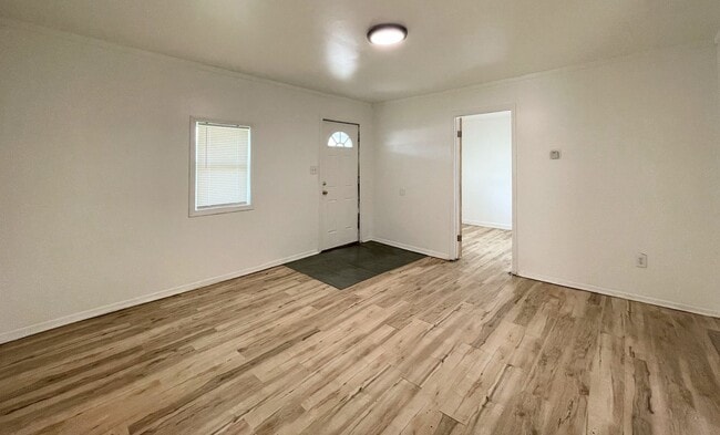 Building Photo - Spacious 2-Bed 1-Bath House