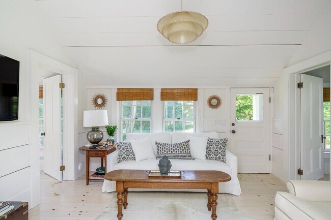 Building Photo - 156 Georgica Rd