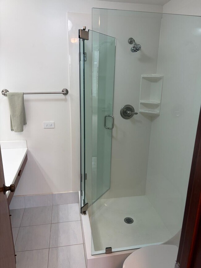 Building Photo - Luxury Kahala Condominium - 2bd/2ba/1pkg