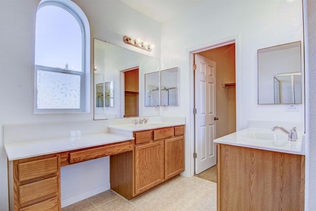Building Photo - Beautiful 4 Bedroom, 2.5 Bath Condo for Rent in Elk Grove