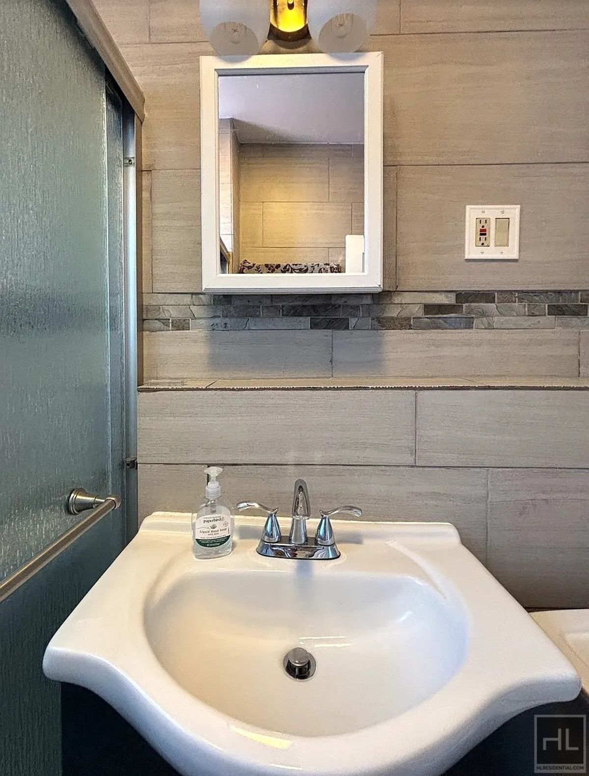 Building Photo - 3BR 1BA Top Floor Brick Townhouse w/ Commu...