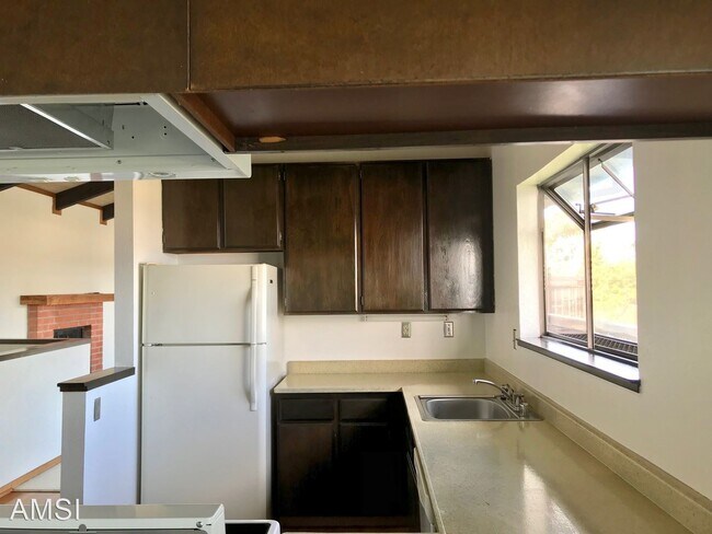 Building Photo - 2 br, 1.5 bath House - 126 Tiburon Blvd
