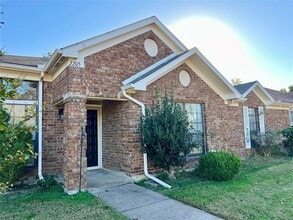 Building Photo - 2205 Summit Dr