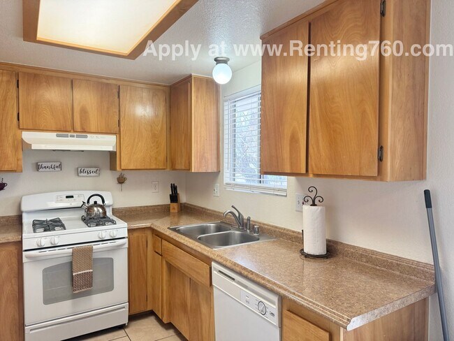 Building Photo - Beautifully Furnished Move-In Ready Home!