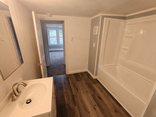 Building Photo - 543 Hoye Ave