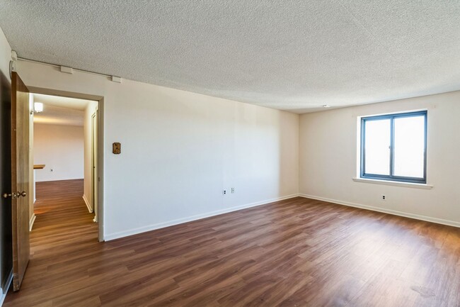 Building Photo - Gorgeous 2 Bedroom, 2 Bathroom KOP Condo W...