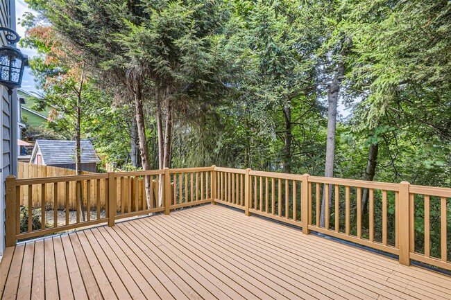 Building Photo - Spacious 4-Bedroom Home in Kenmore | Priva...