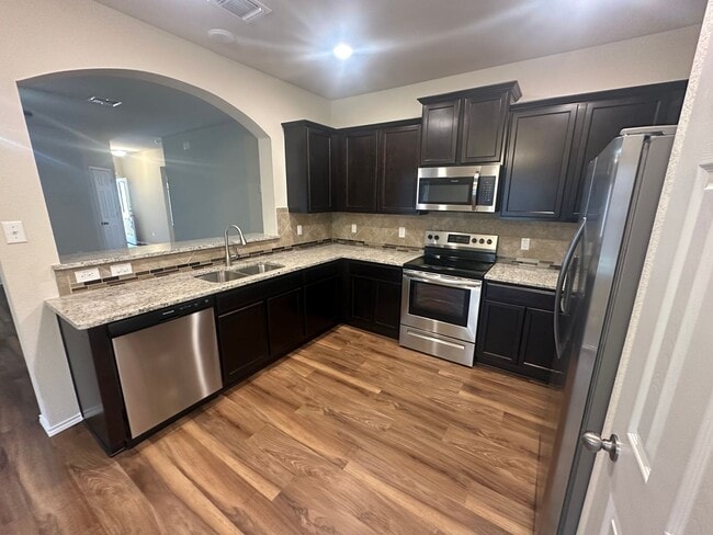 Building Photo - AVAILABLE NOW ! 1 WEEK FREE MOVE IN SPECIAL