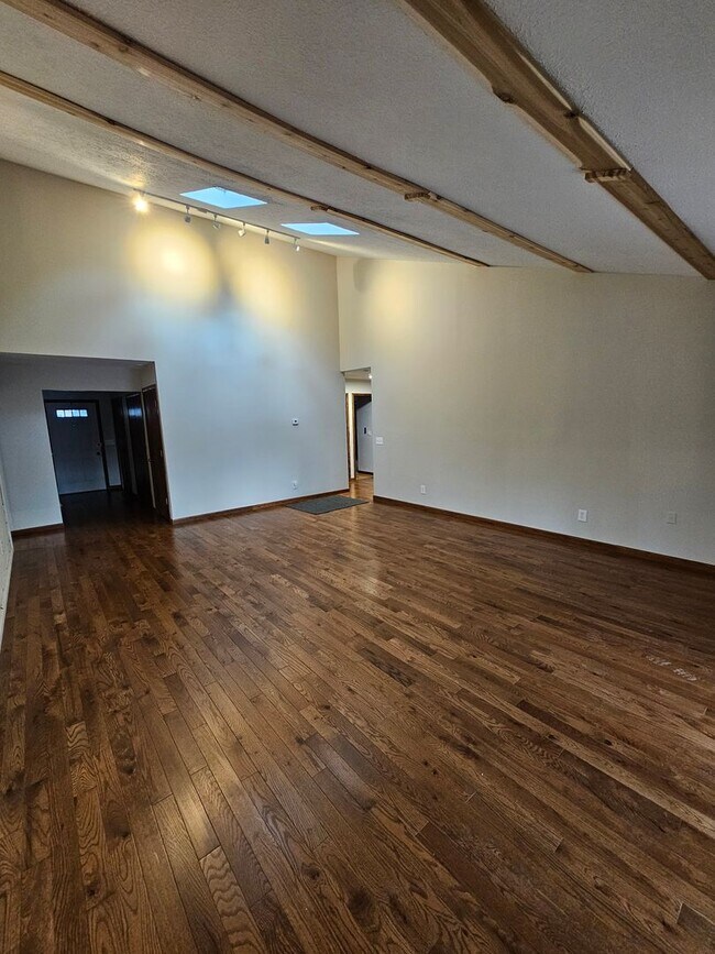 Building Photo - Remarkable 5 Bedroom Home For Rent in Mentor