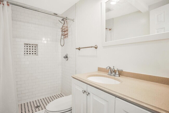 Third Level - Full Bathroom 1 - 451 Park Rd NW