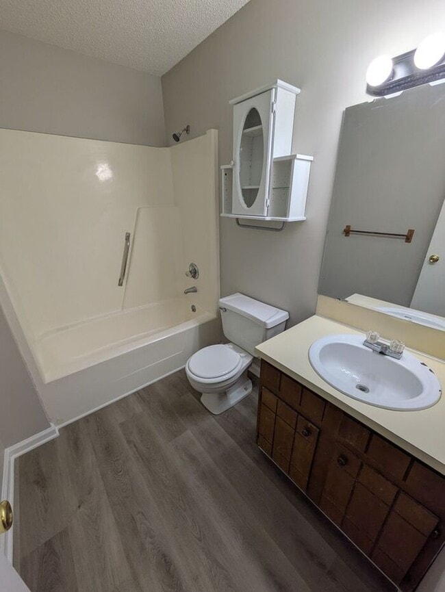 Building Photo - 2BD/1.5BA Townhome in Hickory