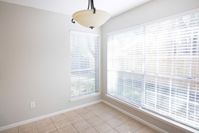 Building Photo - 175 Sylvan Forest Dr