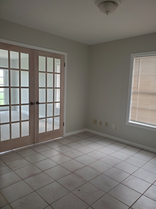 Building Photo - 2301 N Parkwood Dr