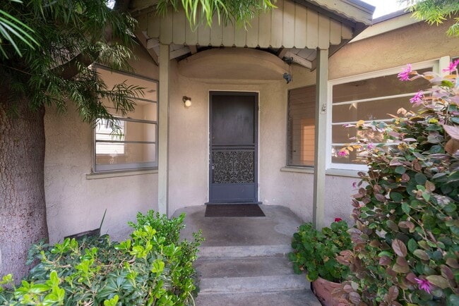 Building Photo - 3 bedroom/2bathroom front house in N. Alha...
