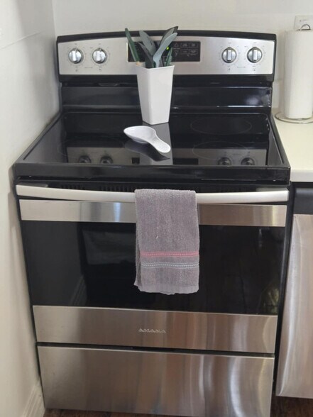 Building Photo - 226 Mt Elliott St