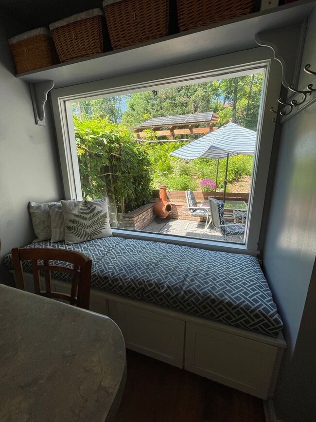 Building Photo - AVAILABLE AUGUST 1ST - Beautiful Single Fa...