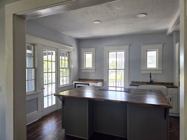 Building Photo - Move in Ready Historic Home in Downtown Cl...