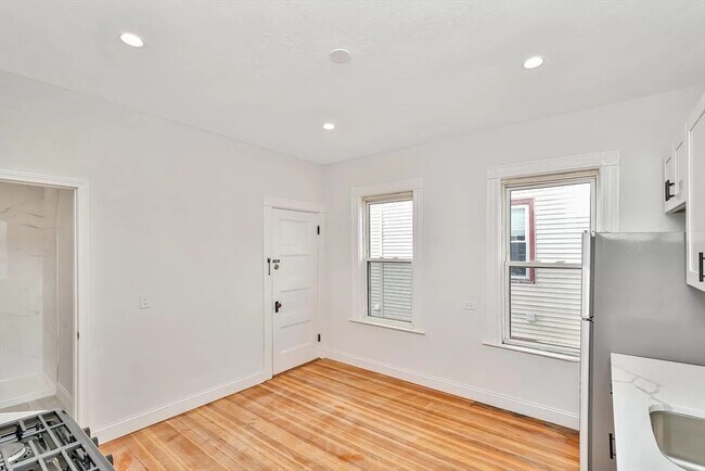 Building Photo - 41 Dix St