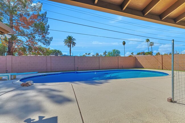 Building Photo - Spacious 6-Bedroom Pool Home Near ASU with 2-Car Garage
