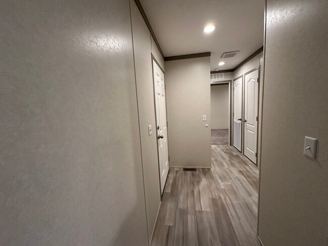 Building Photo - 5491 Minuteman Cir