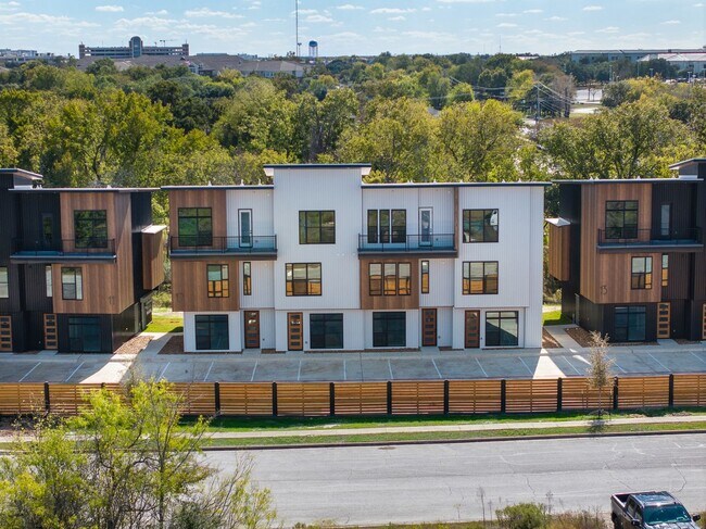 Building Photo - 4Bed/4Bath - Fully Furnished Townhome Avai...