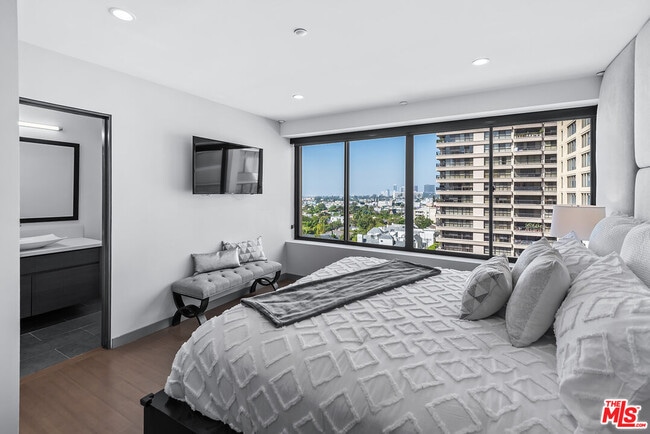 Building Photo - 10724 Wilshire Blvd