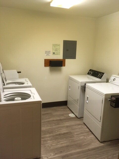 Building Photo - 1608 Palm Ct