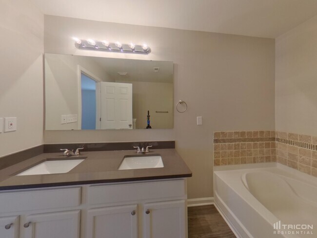 Building Photo - 4442 Vernon Cir SE