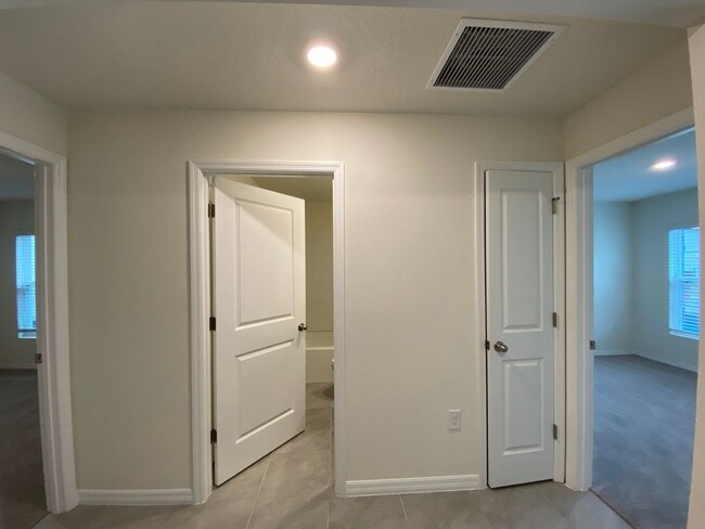 Building Photo - Desirable SE Ocala Neighborhood - Deer Path - 3/2/2 *Won't Last*