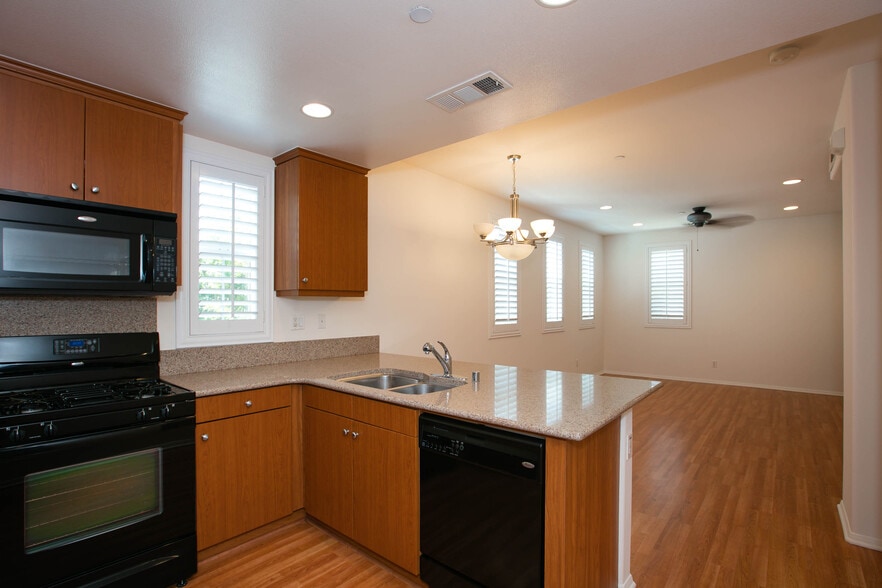 Building Photo - 720 S San Fernando Blvd