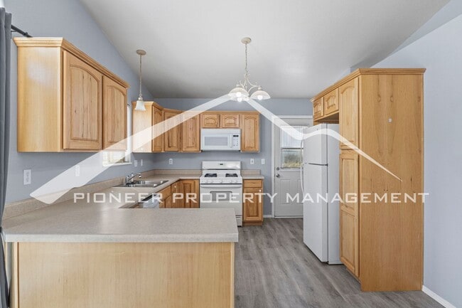 Building Photo - Prime Location - 2 bd, 2 bath, washer/drye...