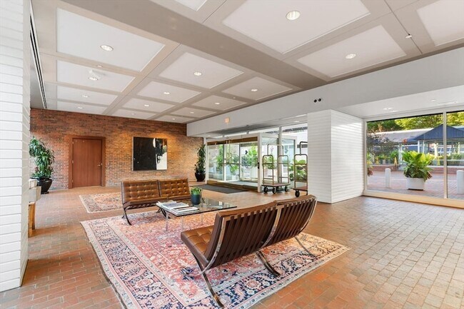 Building Photo - 975 Memorial Dr