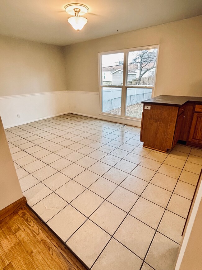 Building Photo - 607 Coach Light Ln