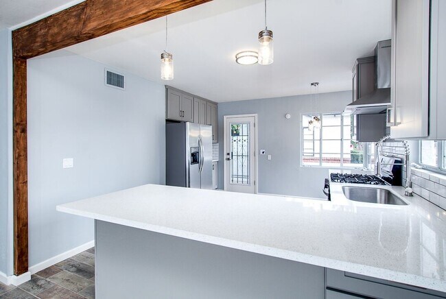 Building Photo - San Juan Duplex