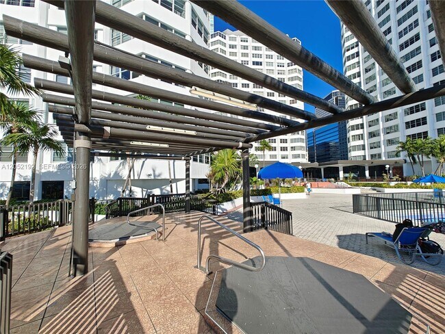Building Photo - 825 Brickell Bay Dr