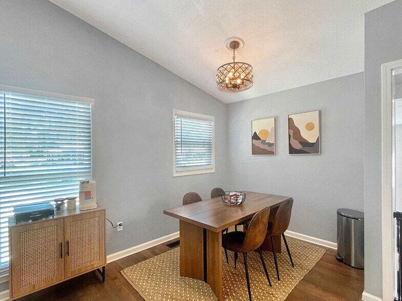 Building Photo - 501 W 9th St