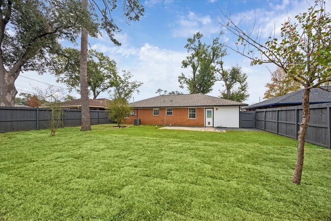 Building Photo - 2302 Hewitt Dr