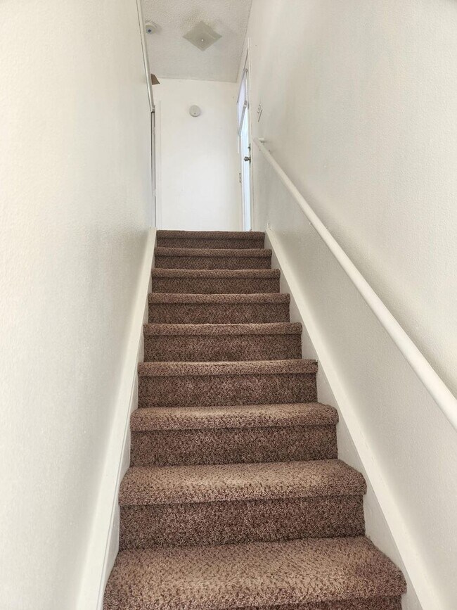 Building Photo - Cozy Split-level Condo with a Private Balcony!