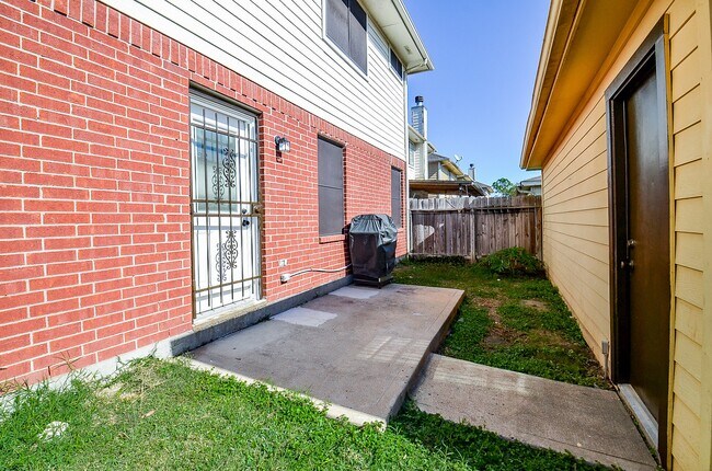 Building Photo - 13837 Purplemartin St
