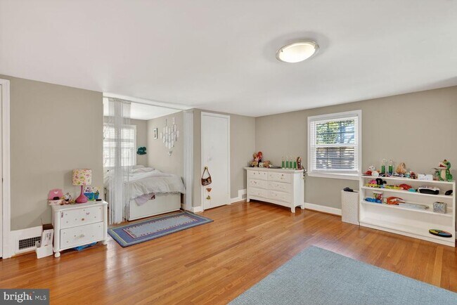 Building Photo - 7215 Rollingwood Dr