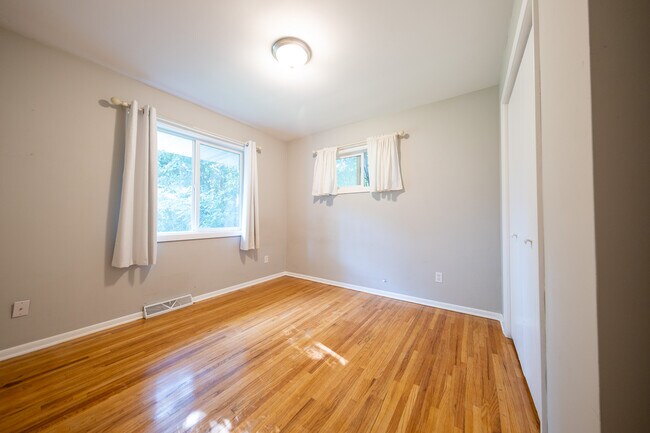 Building Photo - 3800 Fernbrook Ln N