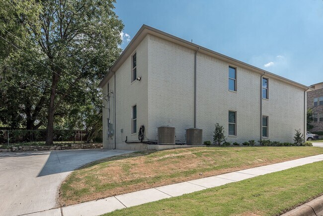 Building Photo - * MOVE IN SUMMER 6/27/2027 * $6500/$1300 per bed average 5 Bed 3 Bath 3 Block to TCU