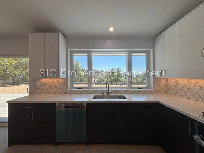 Building Photo - 2230 Sherwood Pl