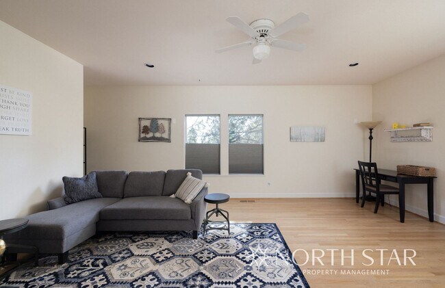 Building Photo - Spacious Bend 3 bed/2 bath Residence w/ Of...