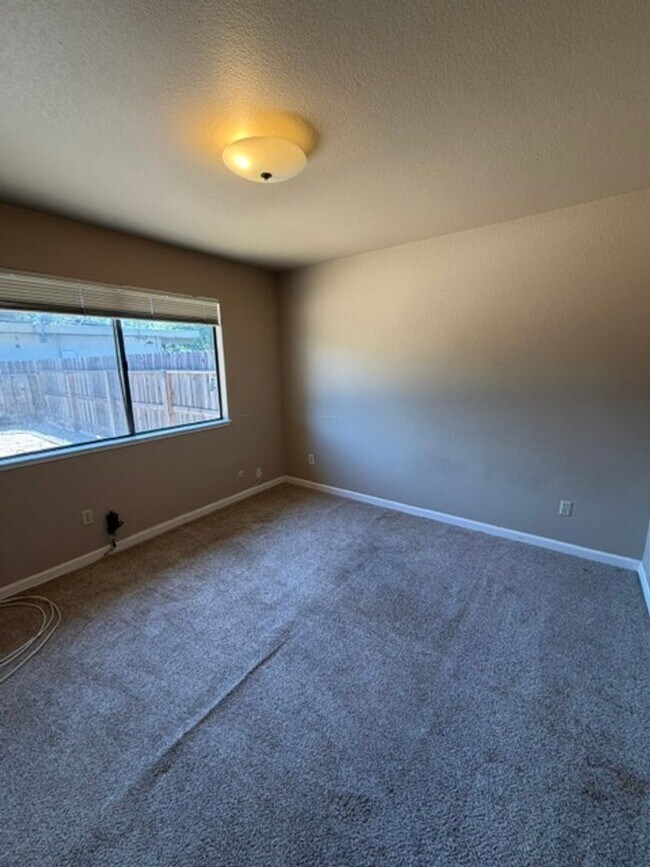 Building Photo - Charming 2 Bedroom, 1 Bath Home with Garage & Fireplace