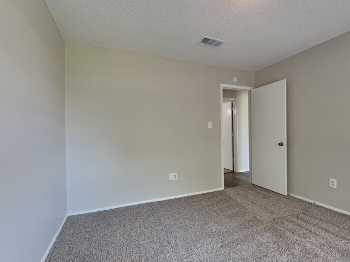 Building Photo - 316 Quail Creek Dr